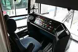 Sicht auf das Fahrerpult des Schnellstraßenbahnwagens