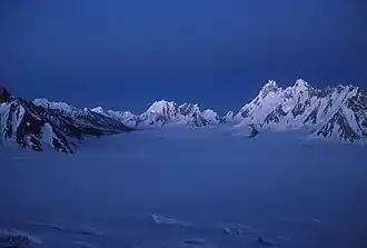 Blick vom Hispar La zum Simgang-Gletscher, rechts der Baintha Brakk (Ogre), links davon der Sim La