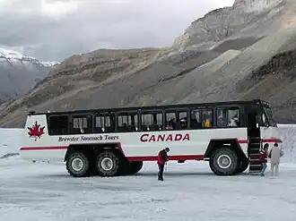 Snowcoach auf dem Athabasca-Gletscher