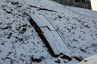 Teil der ehemaligen Brücke über die Feistritz. Bei normalem Wasserstand ist diese Brücke mehr als 20 Meter unter dem Wasserspiegel