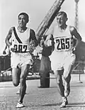 Szene aus dem Marathon von 1936: links der spätere Sieger Son Kitei, rechts der spätere Silbermedaillist, der Brite Ernie Harper