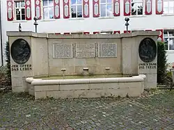Soldatendenkmal und Denkmal des Bataillon 23 vor dem Stadthaus/beim Vorstadtplatz in Laufen, Basel-Landschaft. Von Robert Rudolf (1884–1932) Bildhauer. Das Denkmal wurde vom Bezirksverband der Laufentaler Schützenvereine initiiert und wurde 1924 eingeweiht.