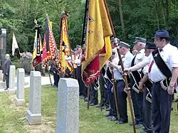 Abordnungen des Bur­gen­län­di­schen Ka­me­rad­schafts­bun­des bei der Bei­set­zung von Sol­da­ten der Ro­ten Ar­mee.