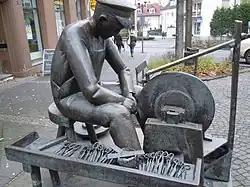 Schleifer an der Pliestscheibe in Solingen-Wald