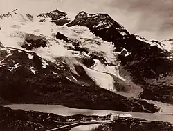 1900: Passstrasse und Hospiz am kleinen Lagh da la Cruseta; Lago Bianco (70 m tiefer gelegen); Cambrenagletscher (Foto: Giorgio Sommer)