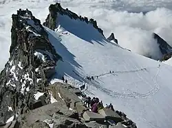Blick vom Gipfel zur Aufstiegsroute