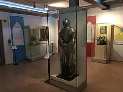 Vitrine mit einem Rittergerüst.