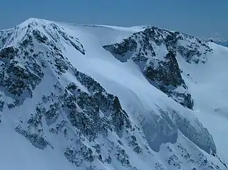 Die Sonklarspitze, 2007 vom Zuckerhütl aus gesehen, der Firngipfel ist noch deutlich höher als das Gipfelkreuz