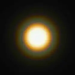 Beugung des Lichts der Sonne an einer kreisförmigen Lochblende – je kürzer die Wellenlänge, desto geringer werden die entsprechenden Farbanteile gebeugt