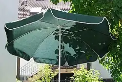 Volants am Sonnenschirm