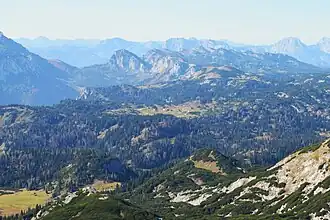 Blick vom Gipfel des Zinken nach Westsüdwest auf die Sonnschienalm und die umgebende Hochfläche