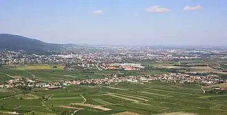 Im Vordergrund Sooß, in der Bildmitte der Gebäudekomplex der ehemaligen Martinek-Kaserne und im Hintergrund Baden bei Wien