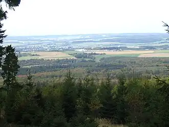 Etwas unterhalb des Gipfels ist ein Ausblick auf Simmern/Hunsrück und das Külzbachtal möglich