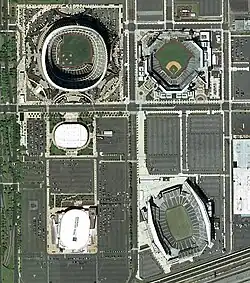 Der South Philadelphia Sports Complex. Links oben das Veterans Stadium (2004 abgerissen, Fotomontage), rechts oben der Citizens Bank Park (2004 fertiggestellt), links unten das Wells Fargo Center (1996 fertiggestellt) und rechts unten das Lincoln Financial Field.
