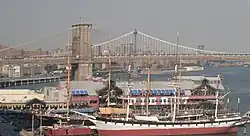 Wavertree, dahinter Peking im South Street Seaport Museum, New York