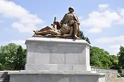 Heldendenkmal („Opfertum“) vor dem Obelisken