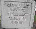 Gedenktafel am Sockelfuß, deutsche Inschrift