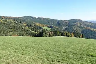 Spadenberg (links hinten) und Glasenberg (rechts) vom Plattenberg aus gesehen