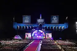 Eine Fotografie bei Nacht zeigt die bunt erleuchteten Gebäude.