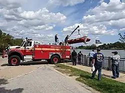 Tactical Support Unit 1 lässt das Boot zu Wasser
