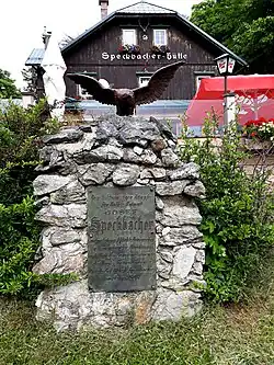 Josef-Speckbacher-Denkmal vor der Berghütte