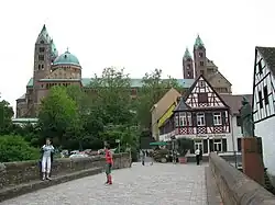 Speyerer Dom (Nordseite), im Vordergrund die Sonnenbrücke