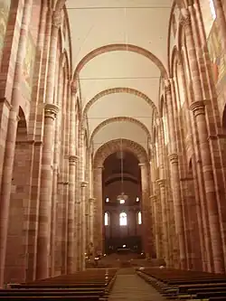 Mittelschiff mit überhöhtem Kreuzgratgewölbe