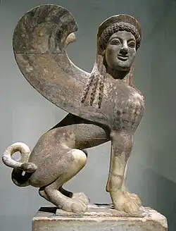 Marmorstatue, Attika, um 530 v. Chr. (Höhe der Sphinx 142,6 cm, mit der Stele gesamt 423 cm; Metropolitan Museum of Art, New York)