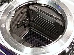 Schwarze Mattierung und Verrippungen zur Reflexminderung