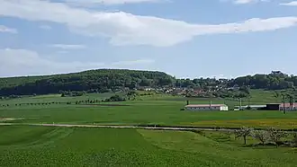 Nordflanke des Spielbergs. Im Westen der gleichnamige Ortsteil und der Hagbuck mit Schloss Spielberg.