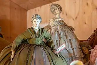 Englische Teepuppen hielten Teekannen warm