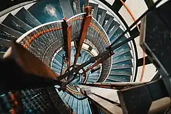 Wendeltreppe in der Station Gloucester Road, London; der barrierefreie Ausbau ist teilweise mit Herausforderungen verbunden