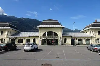 Straßenseite des Aufnahmsgebäudes, 2023