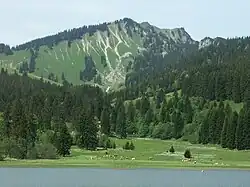 Blick über den Spitzingsee zur Unteren Firstalm (Bildmitte)