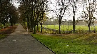 Weg und Rasenplatz im Sportpark Hannover