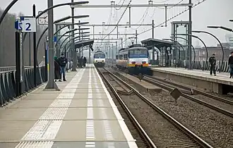 Zwei Züge der Gattung Sprinter am Bahnhof Arnhem Zuid (2013)