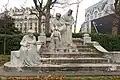 Marmormonument von Jean-Paul Moreau-Vauthier für Madame Boucicaut und Madame de Hirsch (1914) am Square Boucicaut, Allée Pierre-Herbart (Paris).
