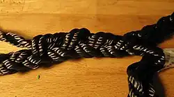 Die verbliebenen drei Kardeelepaare werden viermal parallel zum Tampen zurückgeführt