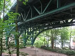 Unterbau der Brücke (Blick in Richtung des Damms)