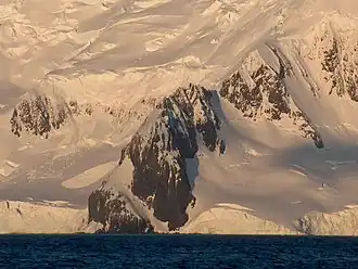 Blick von der Bransfieldstraße auf den St. Evtimiy Crag
