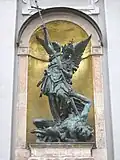 München, St.-Michaels-Kirche, Fassadenskulptur „Der Erzengel Michael, den Satan in die Hölle stürzend“