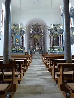 St. Ägidius (Holzkirchhausen), Blick zur Apsis mit drei Barockaltären