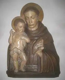 Antonius von Padua (Attribute: Jesuskind und Fisch), Wandbüste, Holz, Standort: rechts vom Hauptportal.