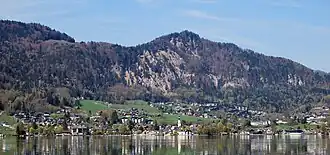 Der Sulzberg über St. Gilgen; links im Sattel die Kühleiten