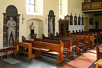 Südseite mit Grabmälern