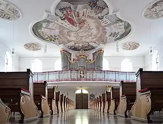 Innenansicht mit Blick zur Orgel