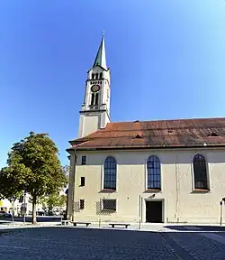 Kirche St. Magdalena und Teil des Stadtplatzes