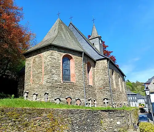 Rückseitige Ansicht mit Priestergräbern