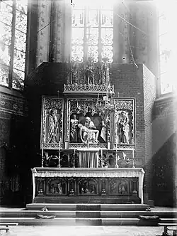 Einhausung des Altarschreines 1944 hinter der Mensa, auf der ersatzweise der Hauptaltar des Seitenchores aufgestellt wurde