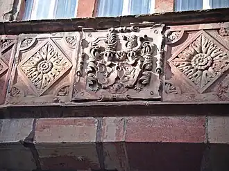 St. Martin, Altes Schlösschen, Allianzwappen Hund von Saulheim und Dienheim